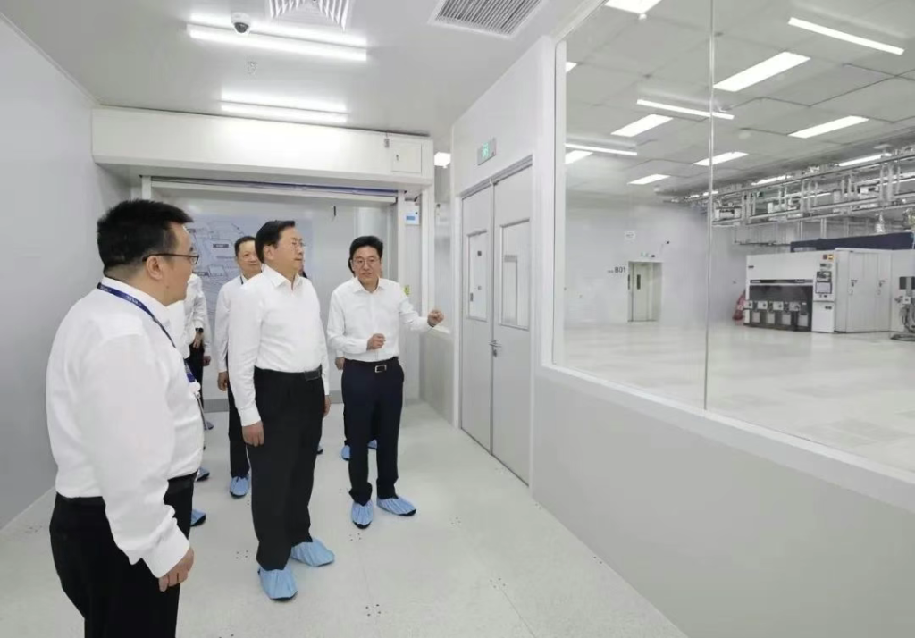 武汉“芯”势力崛起：总投资超200亿，长飞先进武汉基地首片6英寸SiC晶圆成功下线！