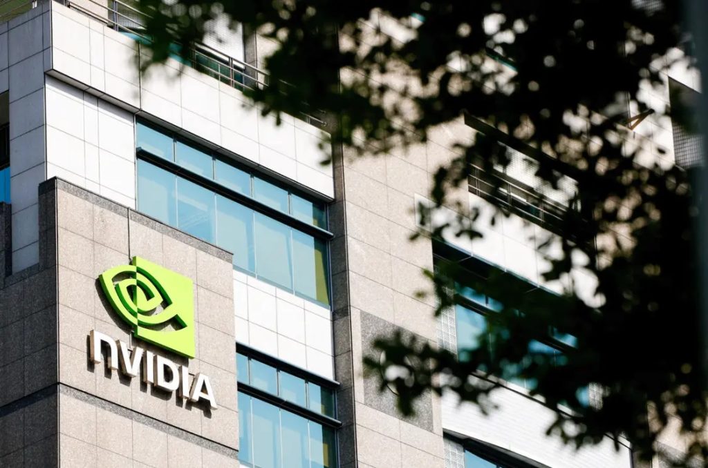 英伟达季度营收突破570亿美元，AI芯片需求持续火爆推动股价上扬