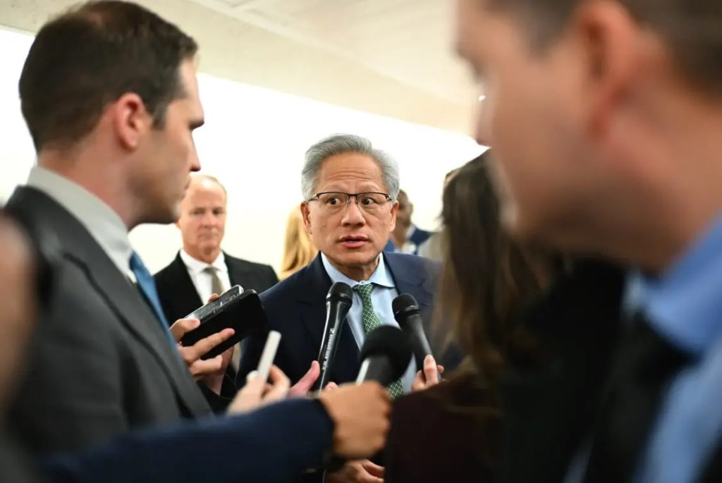 黄仁勋与特朗普闭门谈“芯”：当科技巨头开始扮演外交官