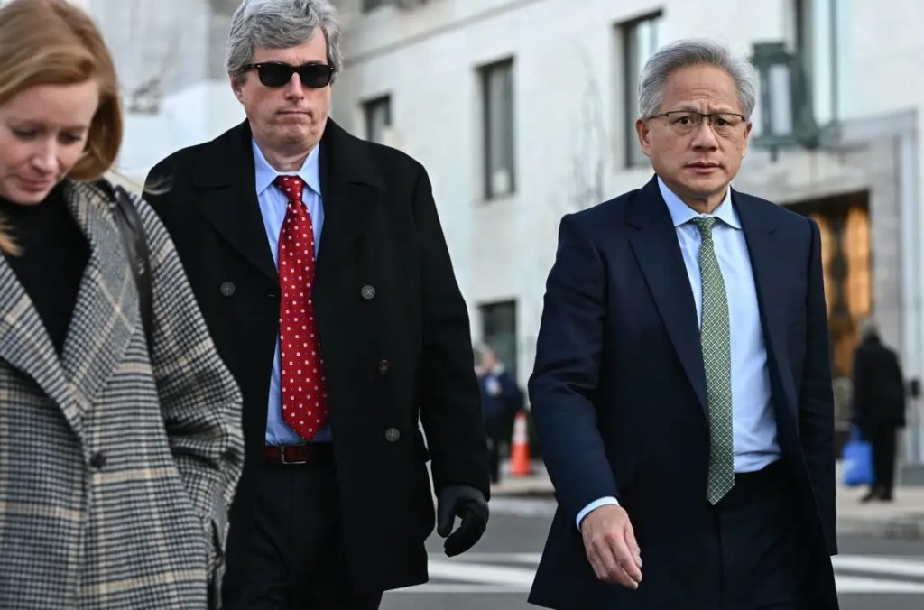 特朗普批准英伟达对华出售H200芯片，美政府将抽成25%