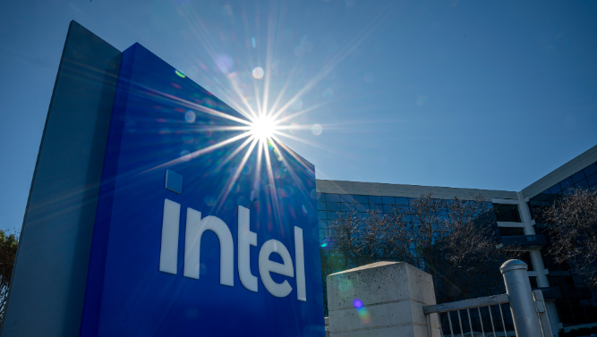 Intel  计划全年交付约 1 亿台 AI PC